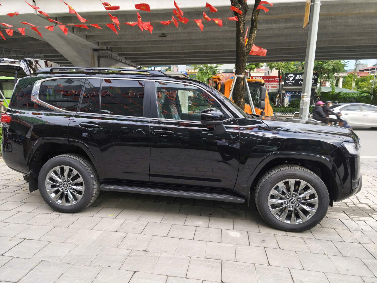 Xe có sẵn Toyota Land Cruiser LC300 năm sản xuất 2025 Mới 100%