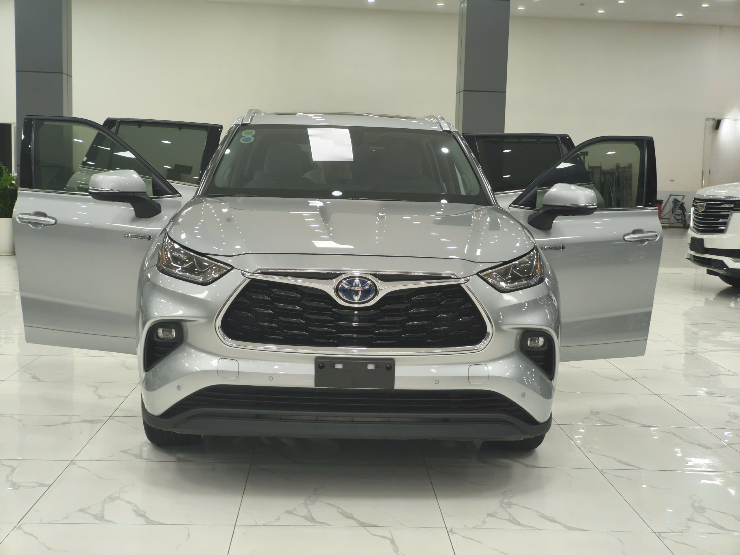 Cần bán xe Toyota Highlander HEV năm sản xuất 2020, màu bạc, nhập khẩu