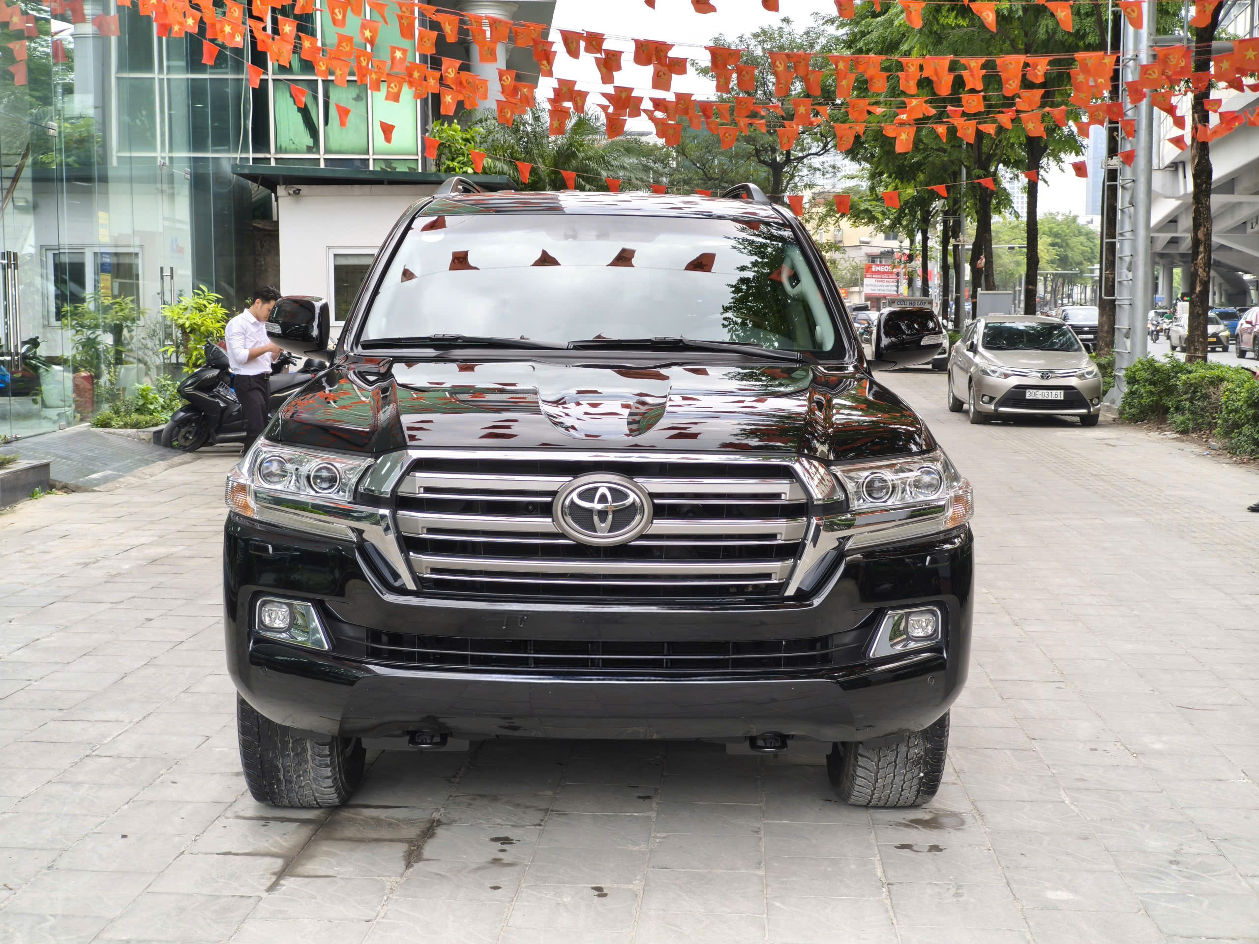 Cần bán Toyota Land Cruiser LC200 năm 2019, màu đen, xe nhập, xe đẹp, km chuẩn, lịch sử đầy đủ