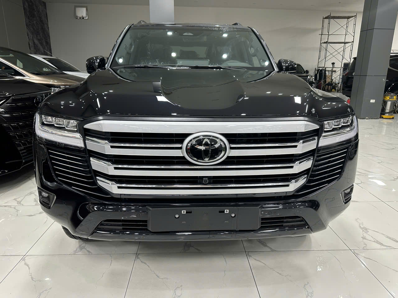 Em đang có sẵn Land Cruiser LC300 Đen nội thất Đen xe mới 100% năm 2026.